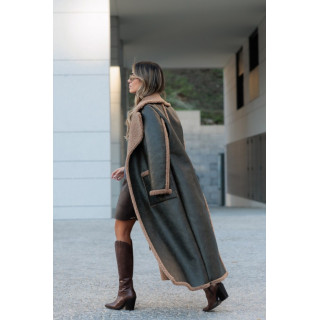 Casaco comprido com efeito de pele