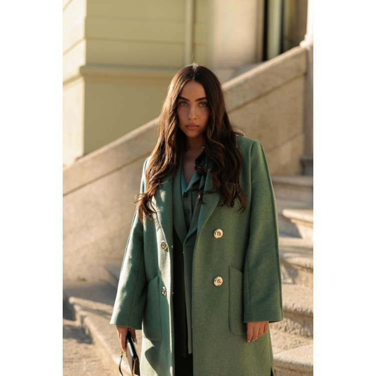 Casaco comprido com botões metálicos