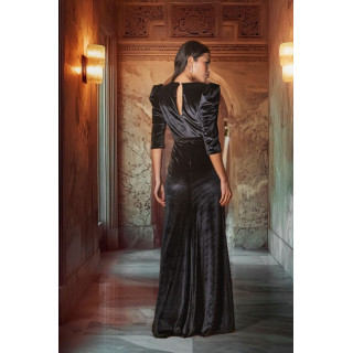 Vestido comprido com detalhe de cinto e racha frontal