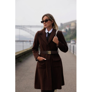 Casaco com detalhe de cinto fantasia