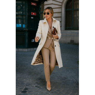 Casaco elegante com silhueta definida e acabamento refinado