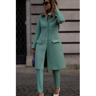 Casaco com encaixes na cinta e detalhe de rebites