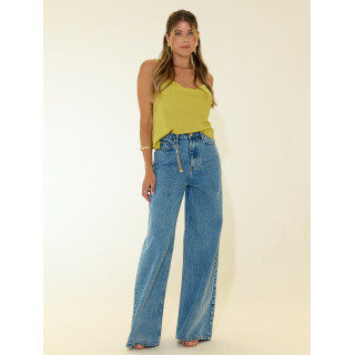 Calça de ganga com acessório metálico