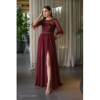 Vestido Longo de Renda com Mangas de Plumas e Fenda Alta