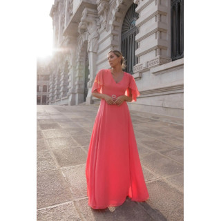Vestido comprido com detalhe de aplicação no cinto
