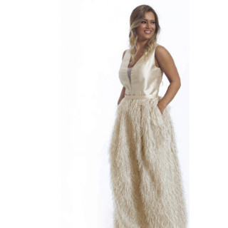 Vestido de Corpeto Liso e Saia com plumas