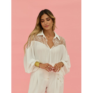 Blusa fluída com aplicação de renda