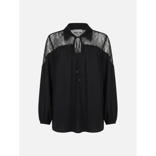 Blusa fluída com aplicação de renda