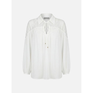 Blusa fluída com aplicação de renda