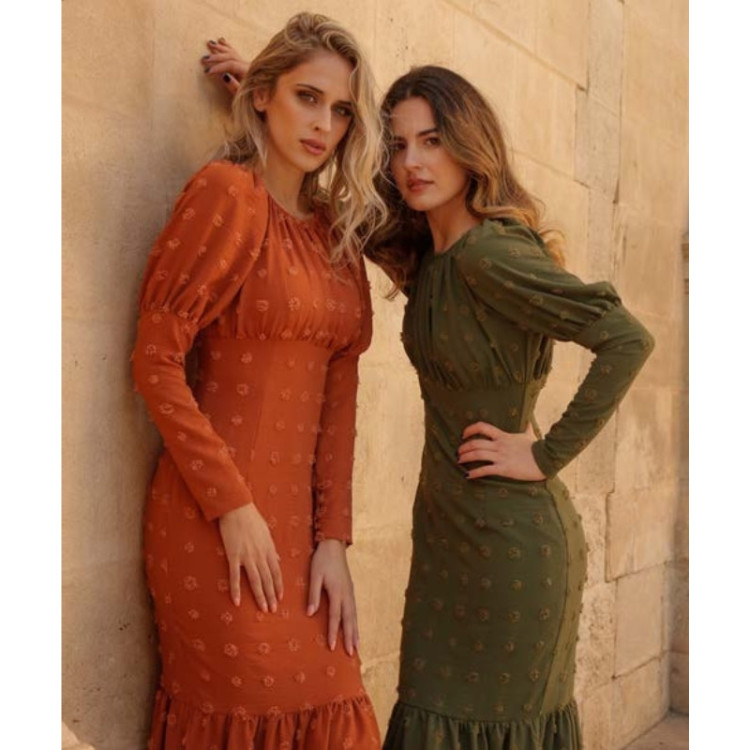 Vestido Midi Texturado com Manga Comprida e Volante