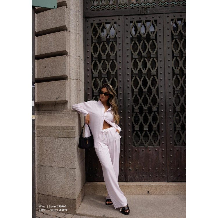 Calça em risca com elástico na cinta