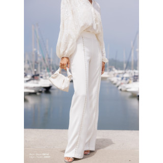 Calça com pormenores em renda