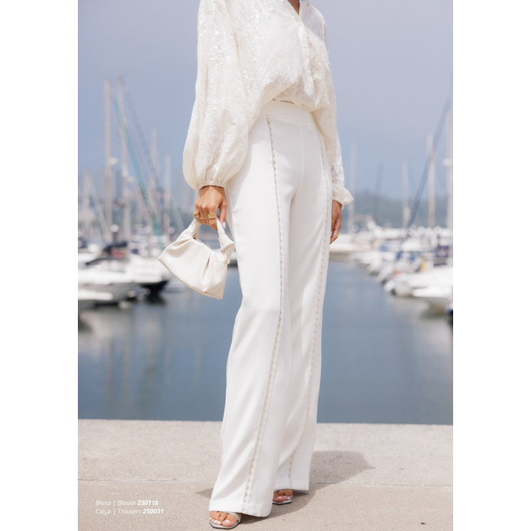 Calça com pormenores em renda