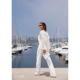 Calça com pormenores em renda