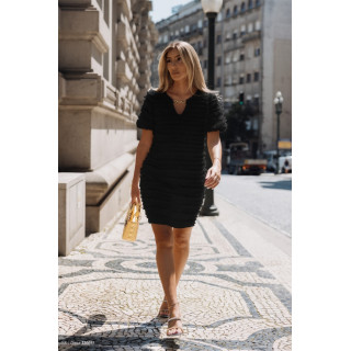 Vestido com textura e detalhe de corrente