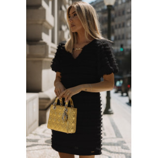 Vestido com textura e detalhe de corrente