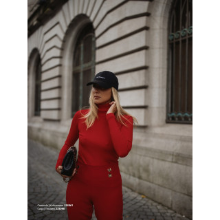 Calça com rebites personalizados