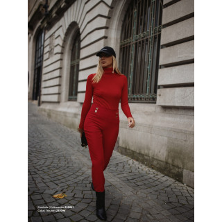 Calça com rebites personalizados