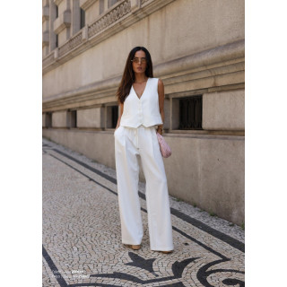 Calça lisa com pregas e elástico na cinta