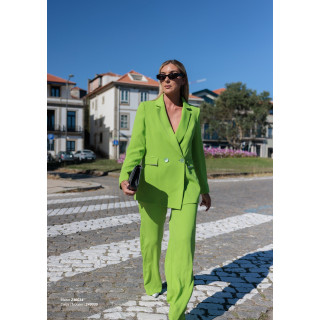 Calça com detalhe de aplicação metálica no cinto