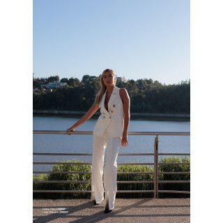 Calça com detalhe de corrente e aberturas