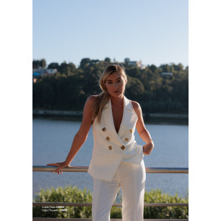 Calça com detalhe de corrente e aberturas