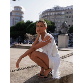 Vestido com detalhe encaixes lisos e franjas