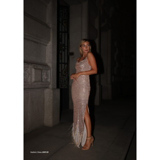 Vestido longo de lantejoulas com fenda lateral