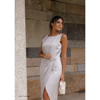 Vestido assimétrico com detalhe na cinta