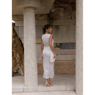 Vestido assimétrico com detalhe na cinta