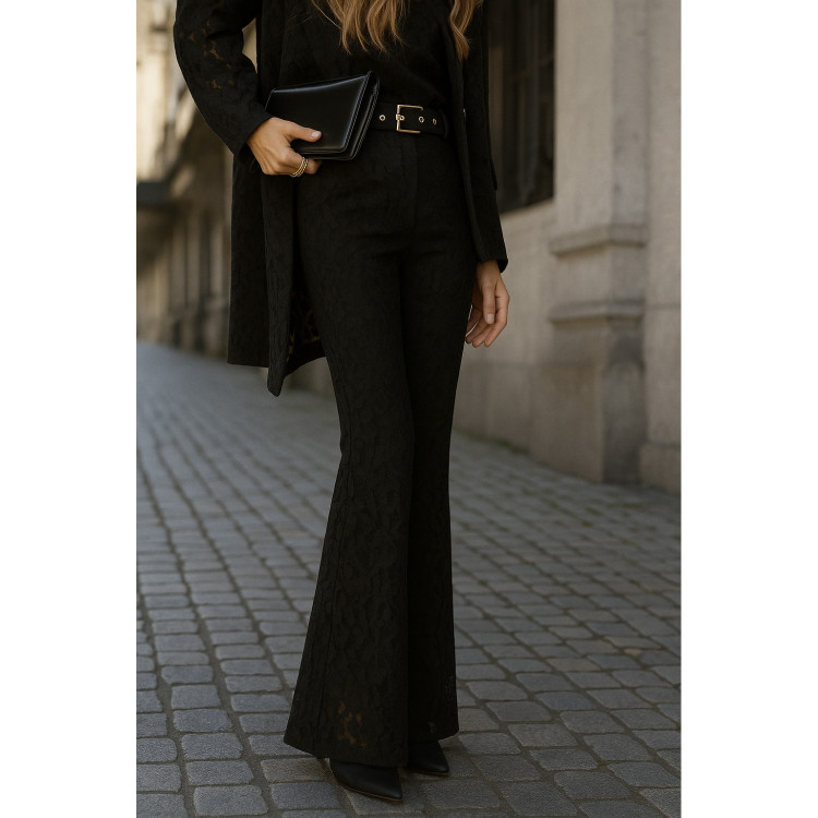 Calça com efeito renda