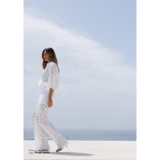 Calça em tecido de renda com corte boca de sino